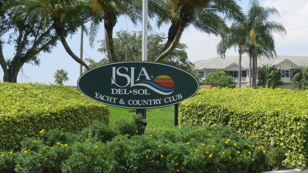 Isla del sol golf course sign